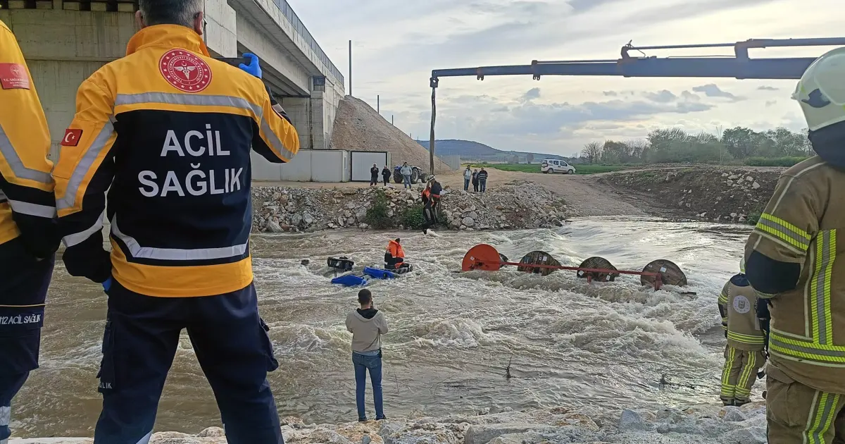 Dereyi traktörle geçmek isterken faciadan dönüldü: 10 işçi vinçle kurtarıldı