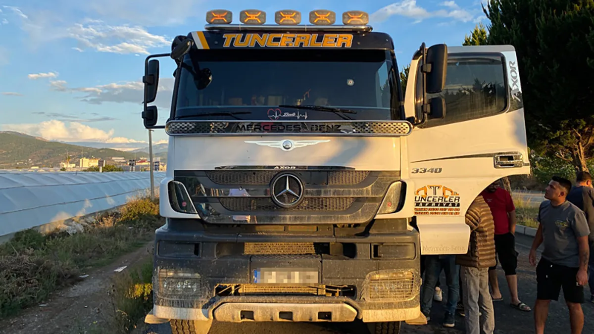 Antalya’da seyir halindeki kamyon kurşunlandı: 1 yaralı!