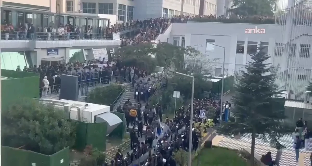 Öğrenciler yemek zammını protesto edince Boğaziçi'ne yüzlerce polis gönderildi