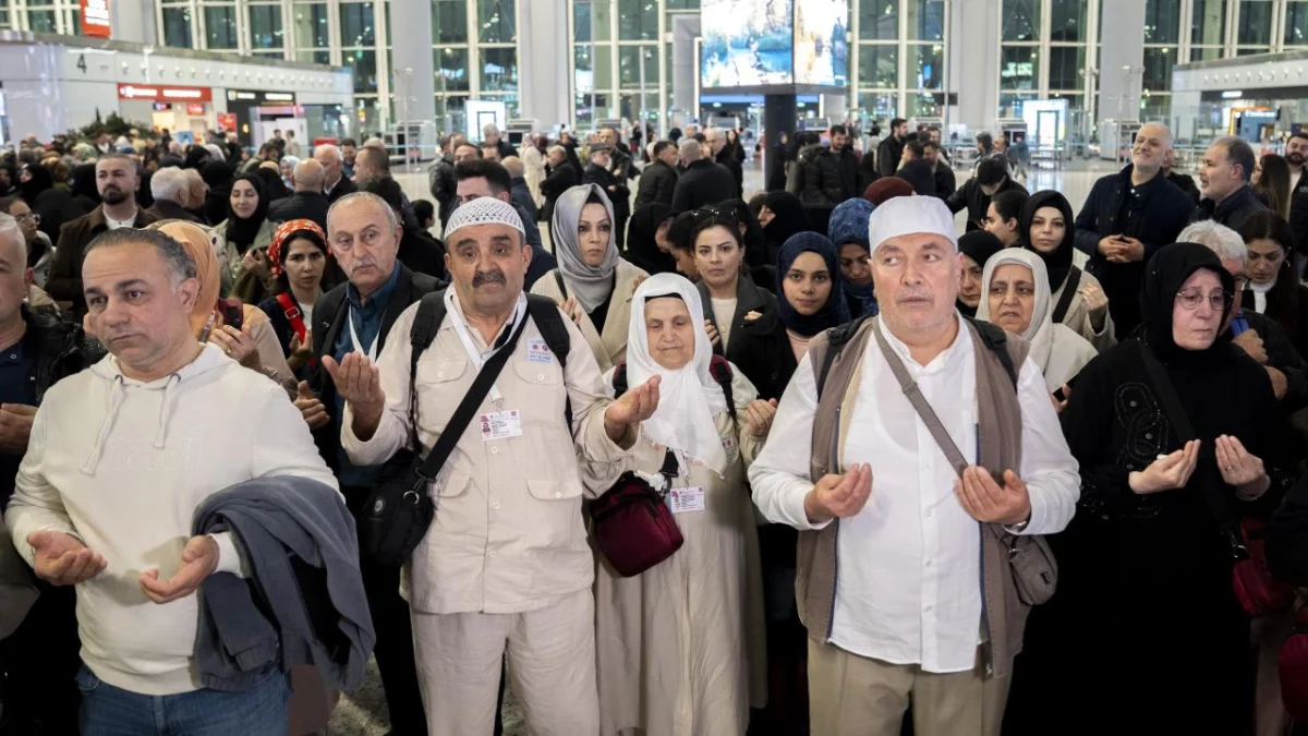 İstanbul'dan ilk hac kafilesi kutsal topraklara uğurlandı